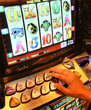 people play slot machine